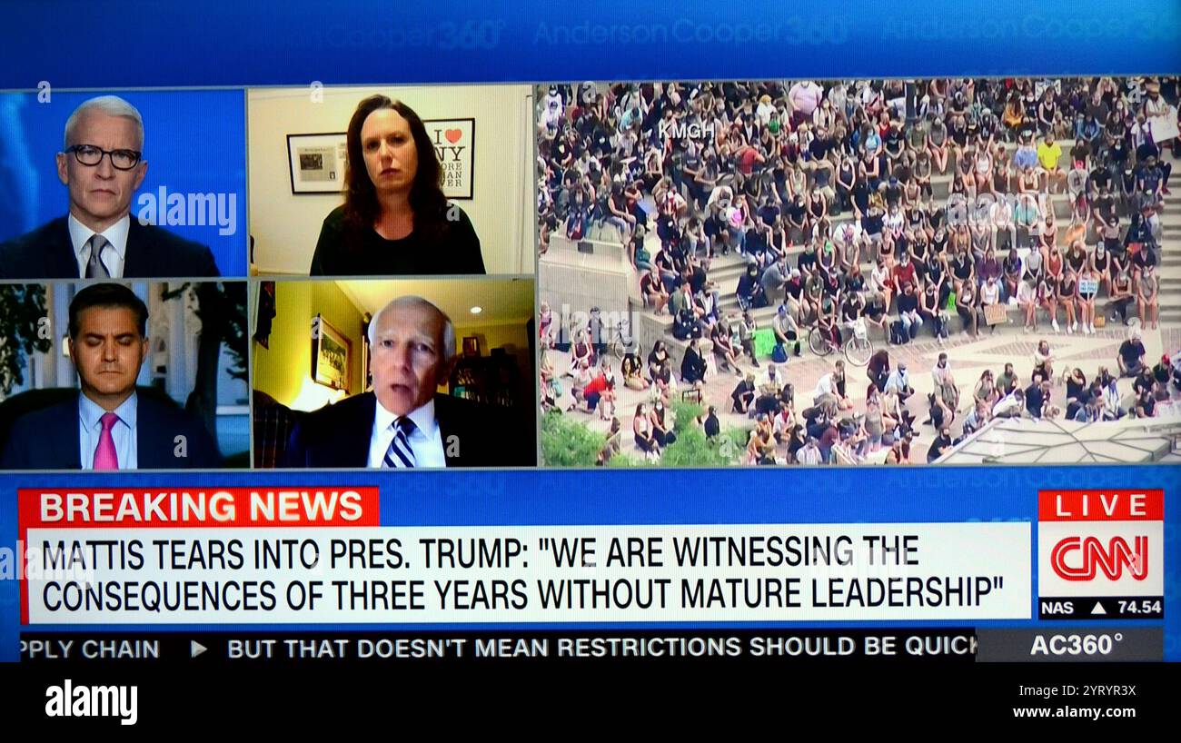 Reportage télévisé américain sur les manifestations du 4 juin 2020, au milieu des manifestations de George Floyd à Washington, D. C où la police et les troupes de la Garde nationale ont utilisé des gaz lacrymogènes et d'autres tactiques antiémeutes pour évacuer par la force les manifestants pacifiques de Lafayette Square et des rues avoisinantes Banque D'Images