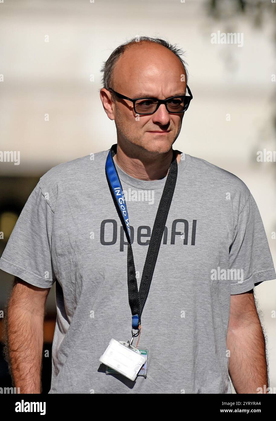 Dominic Cummings (né en 1971), conseiller en chef du premier ministre britannique Boris Johnson depuis juillet 2019. De 2015 à 2016, Cummings a été directeur de vote Leave, une organisation qui a exécuté avec succès la campagne référendaire de 2016 pour la sortie de la Grande-Bretagne de l'Union européenne. En mai 2020, deux chefs de partis d'opposition ont appelé Cummings à démissionner après qu'il ait été signalé qu'il s'était rendu à la ferme de ses parents à Durham pendant le confinement de la pandémie de COVID-19. Vu entrant dans Downing Street, Londres, le 26 juin 2020 Banque D'Images