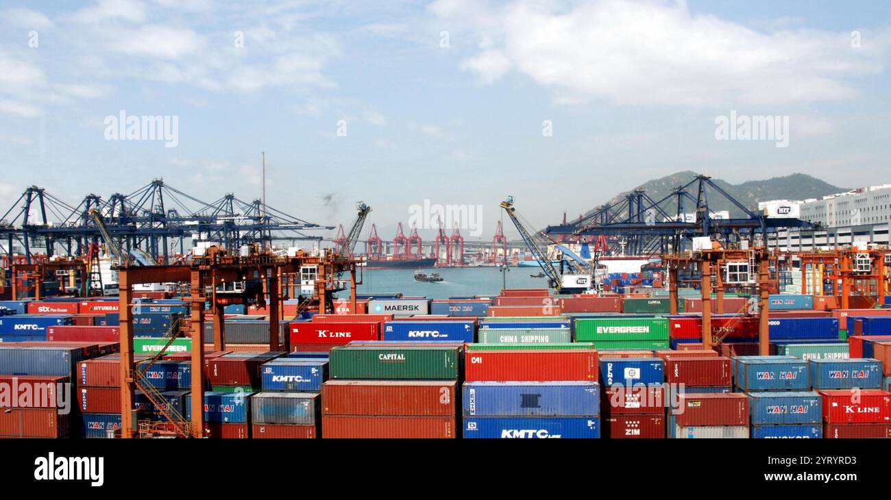 Port de conteneurs de Hong Kong. 2010. La région administrative spéciale de Hong Kong de la République populaire de Chine (RAS de Hong Kong) est une zone métropolitaine et une région administrative spéciale de la République populaire de Chine. Avec plus de 7,5 millions d'habitants, Hong Kong est l'un des endroits les plus densément peuplés du monde. Hong Kong est devenue une colonie de l'Empire britannique après que l'Empire Qing a cédé l'île de Hong Kong à la fin de la première guerre de l'opium en 1842. L'ensemble du territoire a été transféré à la Chine en 1997. En tant que région administrative spéciale, Hong Kong maintient des systèmes de gouvernance et économiques distincts de cette région Banque D'Images