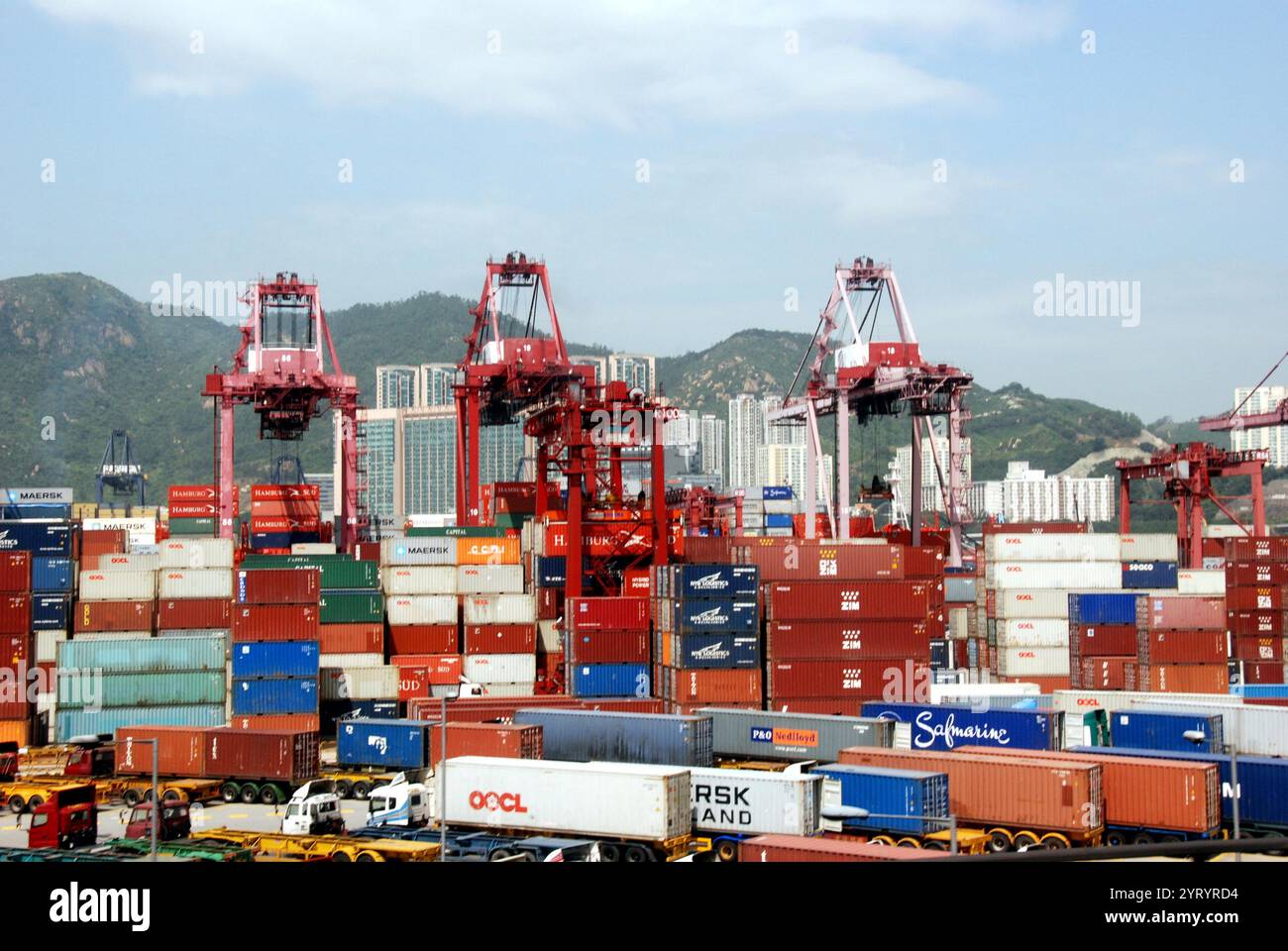 Port de conteneurs de Hong Kong. 2010. La région administrative spéciale de Hong Kong de la République populaire de Chine (RAS de Hong Kong) est une zone métropolitaine et une région administrative spéciale de la République populaire de Chine. Avec plus de 7,5 millions d'habitants, Hong Kong est l'un des endroits les plus densément peuplés du monde. Hong Kong est devenue une colonie de l'Empire britannique après que l'Empire Qing a cédé l'île de Hong Kong à la fin de la première guerre de l'opium en 1842. L'ensemble du territoire a été transféré à la Chine en 1997. En tant que région administrative spéciale, Hong Kong maintient des systèmes de gouvernance et économiques distincts de cette région Banque D'Images