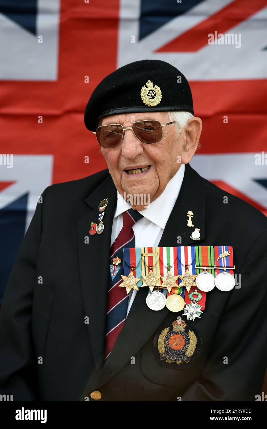 Don Sheppard, vétéran de la seconde Guerre mondiale, âgé de 100 ans, 4 mai 2020. Don Sheppard, vétéran du jour J, a pris part au débarquement de Normandie, à la campagne nord-africaine contre Rommel et aux batailles à travers la Sicile et le jour J à Juno Beach. Banque D'Images Don Sheppard, vétéran de la seconde Guerre mondiale, âgé de 100 ans, 4 mai 2020. Don Sheppard, vétéran du jour J, a pris part au débarquement de Normandie, à la campagne nord-africaine contre Rommel et aux batailles à travers la Sicile et le jour J à Juno Beach. Banque D'Images