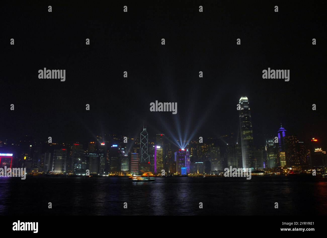 Hong Kong Skyline 2011. La région administrative spéciale de Hong Kong de la République populaire de Chine (RASHK) est une zone métropolitaine et une région administrative spéciale de la République populaire de Chine. Avec plus de 7,5 millions d'habitants, Hong Kong est l'un des endroits les plus densément peuplés du monde. Hong Kong est devenue une colonie de l'Empire britannique après que l'Empire Qing a cédé l'île de Hong Kong à la fin de la première guerre de l'opium en 1842. L'ensemble du territoire a été transféré à la Chine en 1997. En tant que région administrative spéciale, Hong Kong maintient des systèmes de gouvernance et économiques distincts de ceux de la principale Banque D'Images