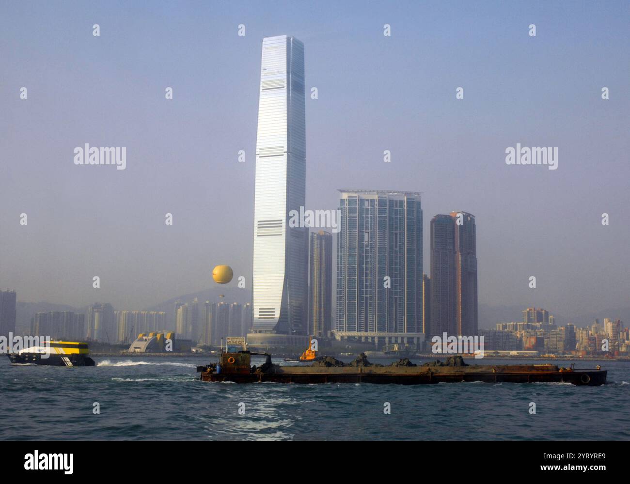 Hong Kong Skyline 2011. La région administrative spéciale de Hong Kong de la République populaire de Chine (RASHK) est une zone métropolitaine et une région administrative spéciale de la République populaire de Chine. Avec plus de 7,5 millions d'habitants, Hong Kong est l'un des endroits les plus densément peuplés du monde. Hong Kong est devenue une colonie de l'Empire britannique après que l'Empire Qing a cédé l'île de Hong Kong à la fin de la première guerre de l'opium en 1842. L'ensemble du territoire a été transféré à la Chine en 1997. En tant que région administrative spéciale, Hong Kong maintient des systèmes de gouvernance et économiques distincts de ceux de la principale Banque D'Images
