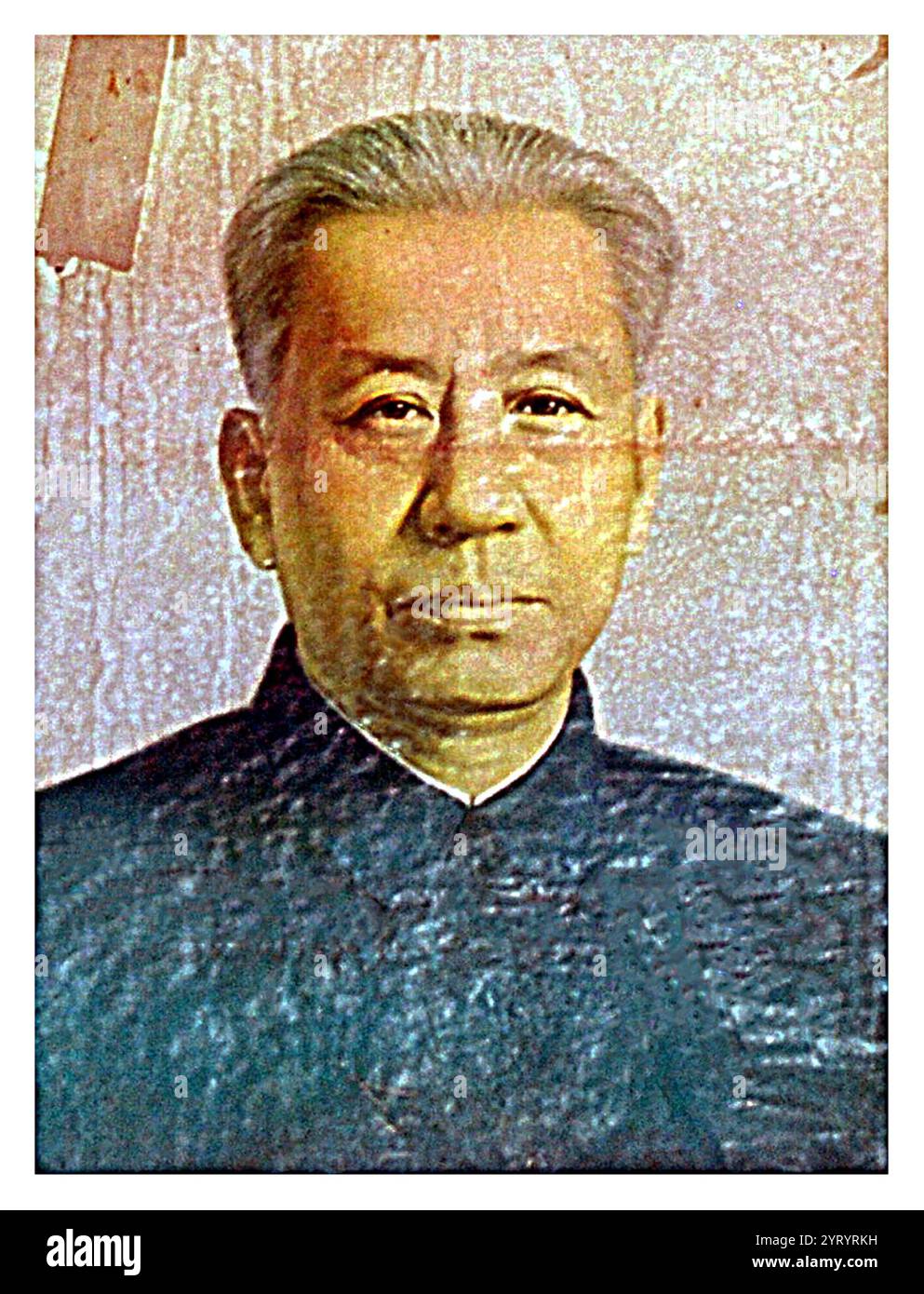 Liu Shaoqi (1898 1969), révolutionnaire, politicien et théoricien chinois. Il a été président du Comité permanent de l'APN de 1954 à 1959, premier vice-président du Parti communiste chinois de 1956 à 1966 et président de la République populaire de Chine. Initialement préparé comme successeur de Mao, Liu l'a contrarié au début des années 1960 avant la Révolution culturelle, et à partir de 1966, il a été critiqué, puis purgé, par Mao. Liu a disparu de la vie publique en 1968 Banque D'Images