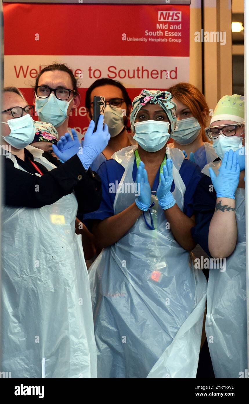 Applaudissez pour nos soignants le 30 avril 2020. Également connu sous le nom de Clap for Carers, Clap for the NHS ou Clap for Key Workers, est un mouvement récurrent à but non lucratif créé comme un geste d'appréciation pour les travailleurs du National Health Service (NHS) du Royaume-Uni et d'autres travailleurs clés pendant la pandémie mondiale de maladie à coronavirus 2019 (COVID-19), qui s'est propagée au Royaume-Uni en janvier 2020. Banque D'Images