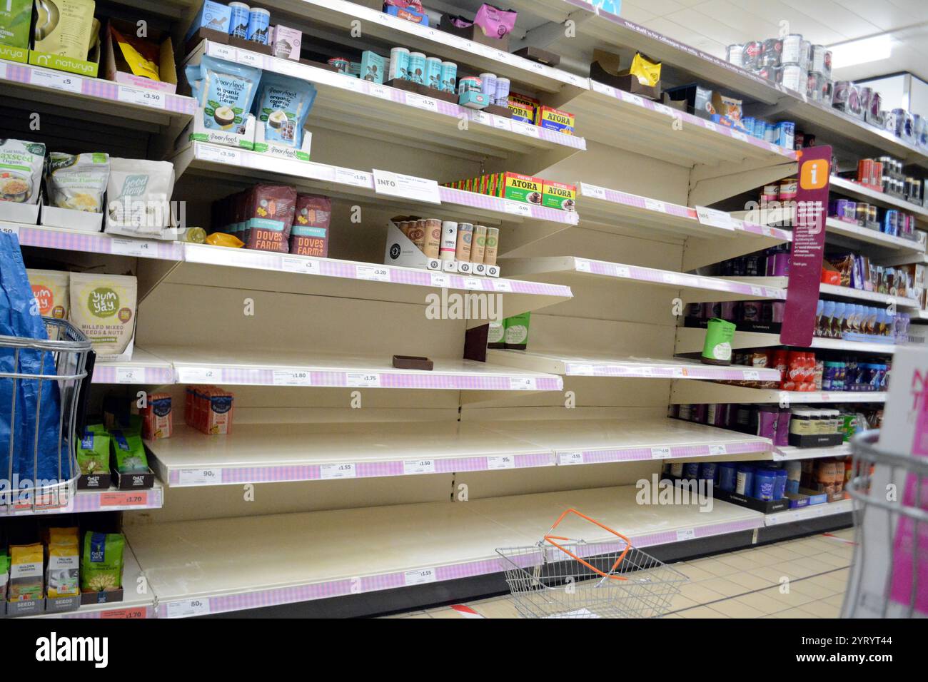 Panique achat et accumulation, Angleterre, pendant la pandémie de Corona virus. 14 avrilk2020. La pandémie de COVID-19 s’est propagée au Royaume-Uni fin janvier 2020. Au 28 juin 2020, il y avait eu 311 151 cas confirmés et 43 550 décès de cas confirmés. La Journée de la victoire en Europe est la journée qui célèbre l acceptation officielle par les Alliés de la seconde Guerre mondiale de la reddition inconditionnelle de ses forces armées par l Allemagne nazie le mardi 8 mai 1945, marquant la fin de la seconde Guerre mondiale en Europe. Banque D'Images