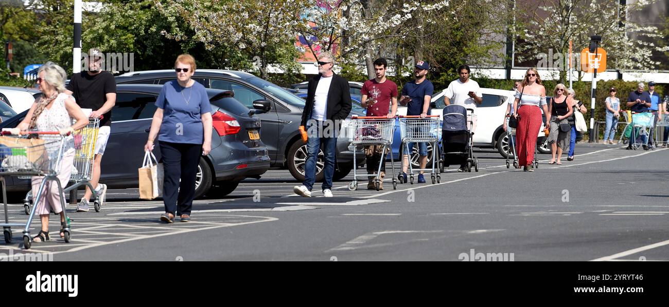 Panique achat et accumulation, Angleterre, pendant la pandémie de Corona virus. 14 avrilk2020. La pandémie de COVID-19 s’est propagée au Royaume-Uni fin janvier 2020. Au 28 juin 2020, il y avait eu 311 151 cas confirmés et 43 550 décès de cas confirmés. La Journée de la victoire en Europe est la journée qui célèbre l acceptation officielle par les Alliés de la seconde Guerre mondiale de la reddition inconditionnelle de ses forces armées par l Allemagne nazie le mardi 8 mai 1945, marquant la fin de la seconde Guerre mondiale en Europe. Banque D'Images