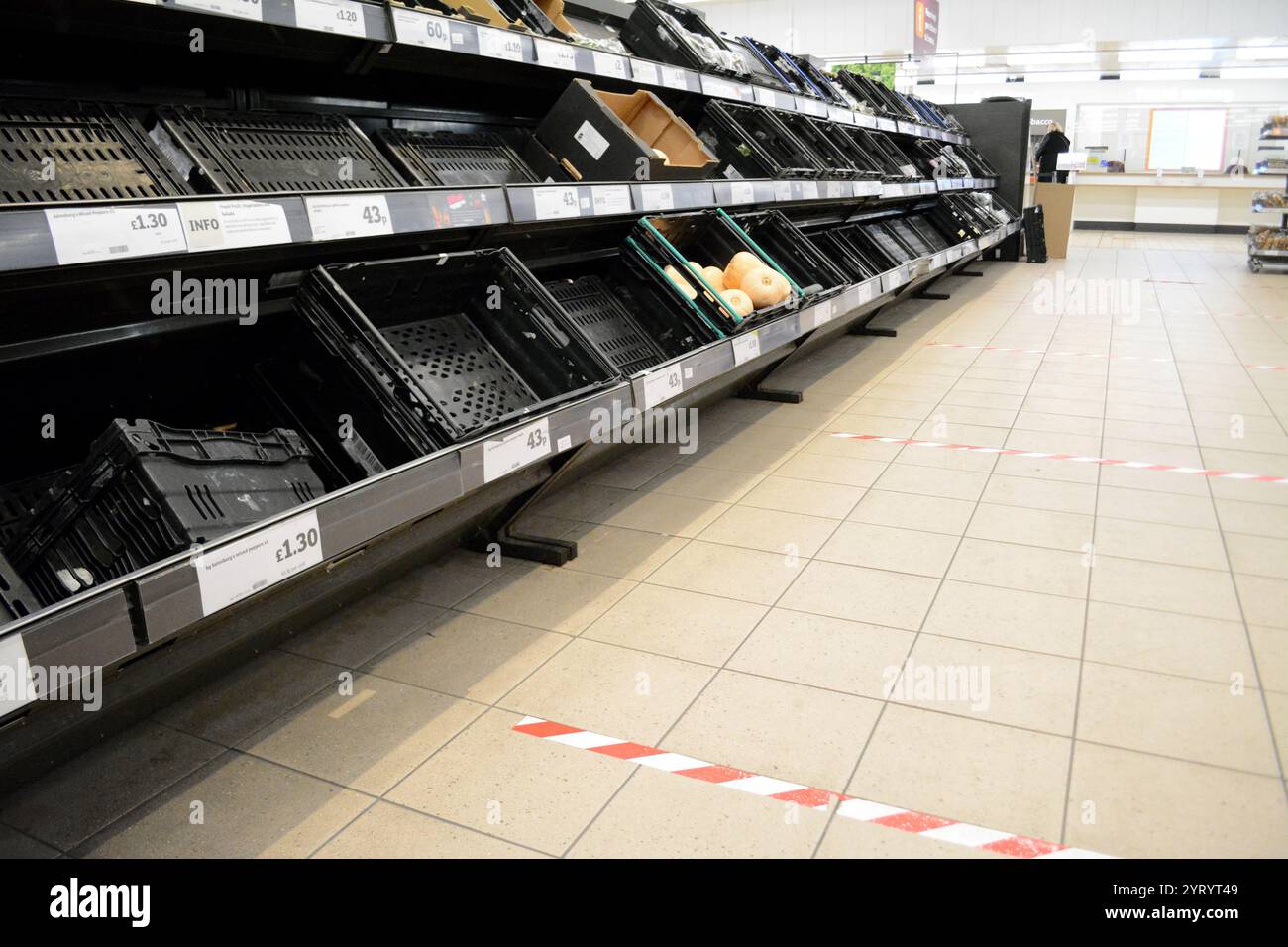 Panique achat et accumulation, Angleterre, pendant la pandémie de Corona virus. 14 avrilk2020. La pandémie de COVID-19 s’est propagée au Royaume-Uni fin janvier 2020. Au 28 juin 2020, il y avait eu 311 151 cas confirmés et 43 550 décès de cas confirmés. La Journée de la victoire en Europe est la journée qui célèbre l'acceptation officielle par les Alliés de la seconde Guerre mondiale de la reddition inconditionnelle de ses forces armées par l'Allemagne nazie le mardi 8 mai 1945, marquant la fin de la seconde Guerre mondiale en Europe. Banque D'Images