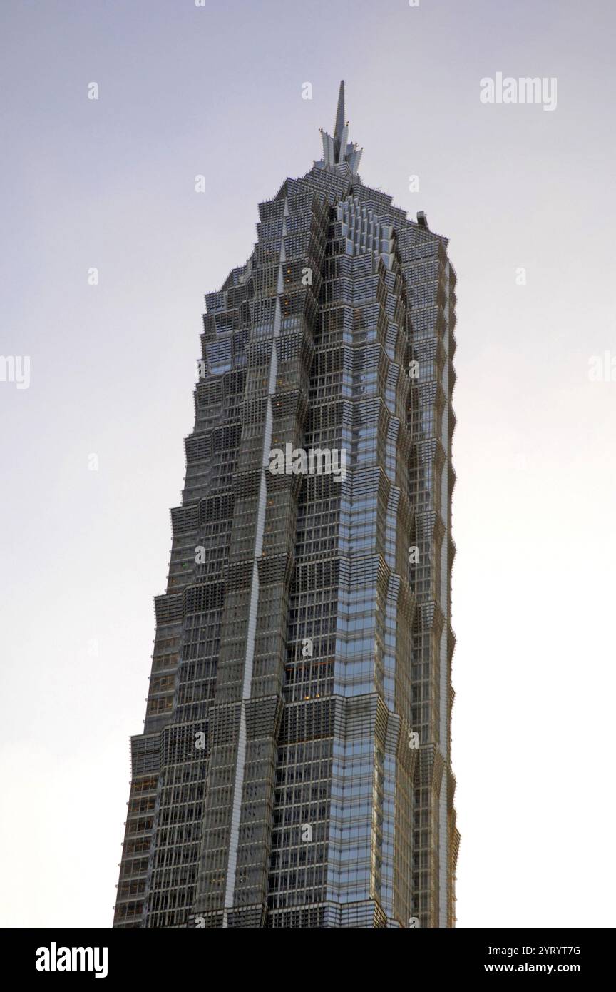 Shanghai en République populaire de Chine. Il est situé sur l'estuaire sud du Yangtze, avec le fleuve Huangpu qui le traverse. Avec une population de 24,28 millions d'habitants en 2019, c'est la zone urbaine la plus peuplée de Chine et la deuxième ville la plus peuplée du monde. Shanghai est un centre mondial pour la finance, l'innovation et le transport et le port de Shanghai est le port à conteneurs le plus fréquenté au monde. 2014 Banque D'Images