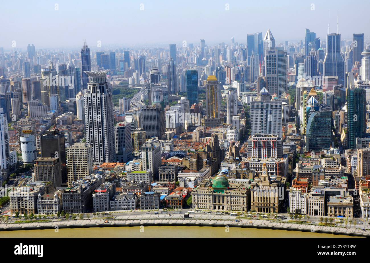 Shanghai en République populaire de Chine. Il est situé sur l'estuaire sud du Yangtze, avec le fleuve Huangpu qui le traverse. Avec une population de 24,28 millions d'habitants en 2019, c'est la zone urbaine la plus peuplée de Chine et la deuxième ville la plus peuplée du monde. Shanghai est un centre mondial pour la finance, l'innovation et le transport et le port de Shanghai est le port à conteneurs le plus fréquenté au monde. 2014 Banque D'Images