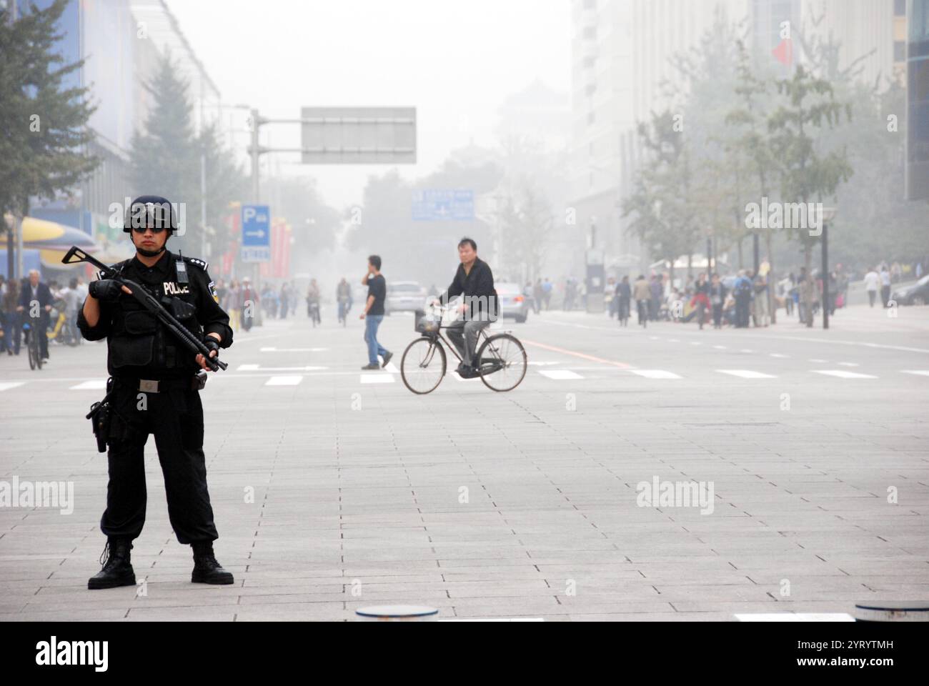 La Beijing Special Weapons and Tactics Unit (SWAT), également connue sous le nom de Beijing Special police Force[ est une unité tactique de police de la République populaire de Chine qui traite des incidents au-delà des capacités des patrouilleurs normaux tels que les prises d'otages, les mandats à haut risque et la lutte contre les émeutes Banque D'Images