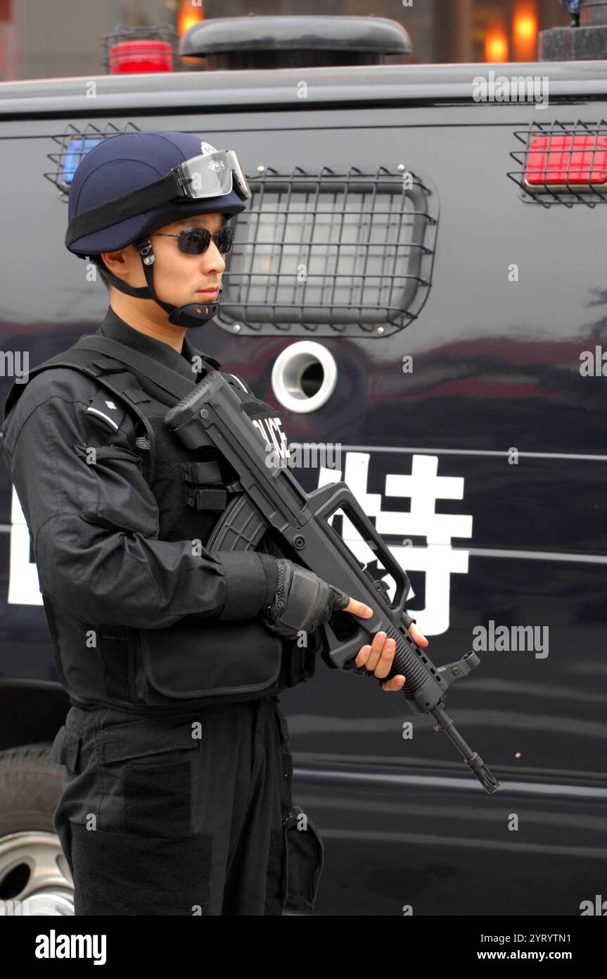 La Beijing Special Weapons and Tactics Unit (SWAT), également connue sous le nom de Beijing Special police Force[ est une unité tactique de police de la République populaire de Chine qui traite des incidents au-delà des capacités des patrouilleurs normaux tels que les prises d'otages, les mandats à haut risque et la lutte contre les émeutes Banque D'Images