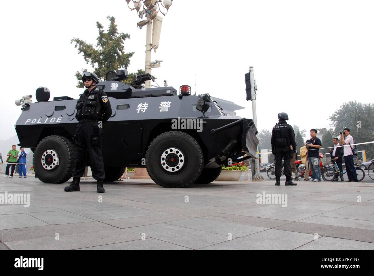 La Beijing Special Weapons and Tactics Unit (SWAT), également connue sous le nom de Beijing Special police Force[ est une unité tactique de police de la République populaire de Chine qui traite des incidents au-delà des capacités des patrouilleurs normaux tels que les prises d'otages, les mandats à haut risque et la lutte contre les émeutes Banque D'Images