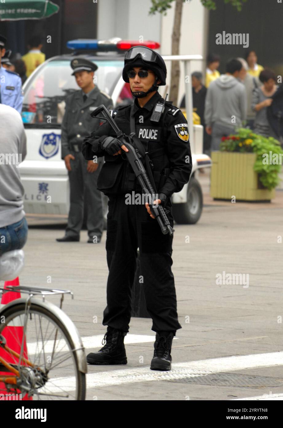 La Beijing Special Weapons and Tactics Unit (SWAT), également connue sous le nom de Beijing Special police Force[ est une unité tactique de police de la République populaire de Chine qui traite des incidents au-delà des capacités des patrouilleurs normaux tels que les prises d'otages, les mandats à haut risque et la lutte contre les émeutes Banque D'Images