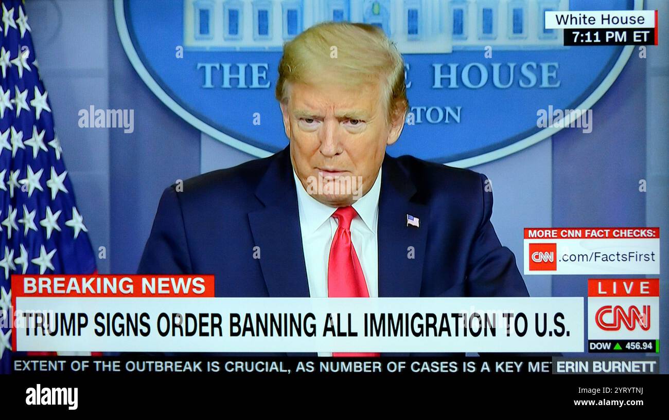 Couverture télévisée AMÉRICAINE : le président AMÉRICAIN Donald Trump parle à la presse pendant la pandémie du virus Corona. 24 avril 2020. La pandémie de COVID-19 a atteint les États-Unis en janvier 2020. À la fin du mois de mars, des cas s'étaient produits dans les 50 états américains. En date du 24 juin 2020, les États-Unis comptaient le plus grand nombre de cas actifs confirmés et de décès au monde Banque D'Images