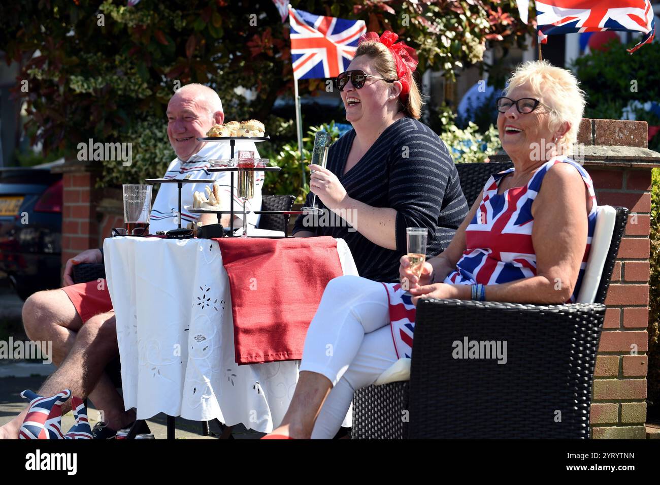 VE Day est célébré en Angleterre pendant la pandémie du virus Corona, le 8 mai 2020. La Journée de la victoire en Europe est la journée qui célèbre l acceptation officielle par les Alliés de la seconde Guerre mondiale de la reddition inconditionnelle de ses forces armées par l Allemagne nazie le mardi 8 mai 1945, marquant la fin de la seconde Guerre mondiale en Europe. Banque D'Images