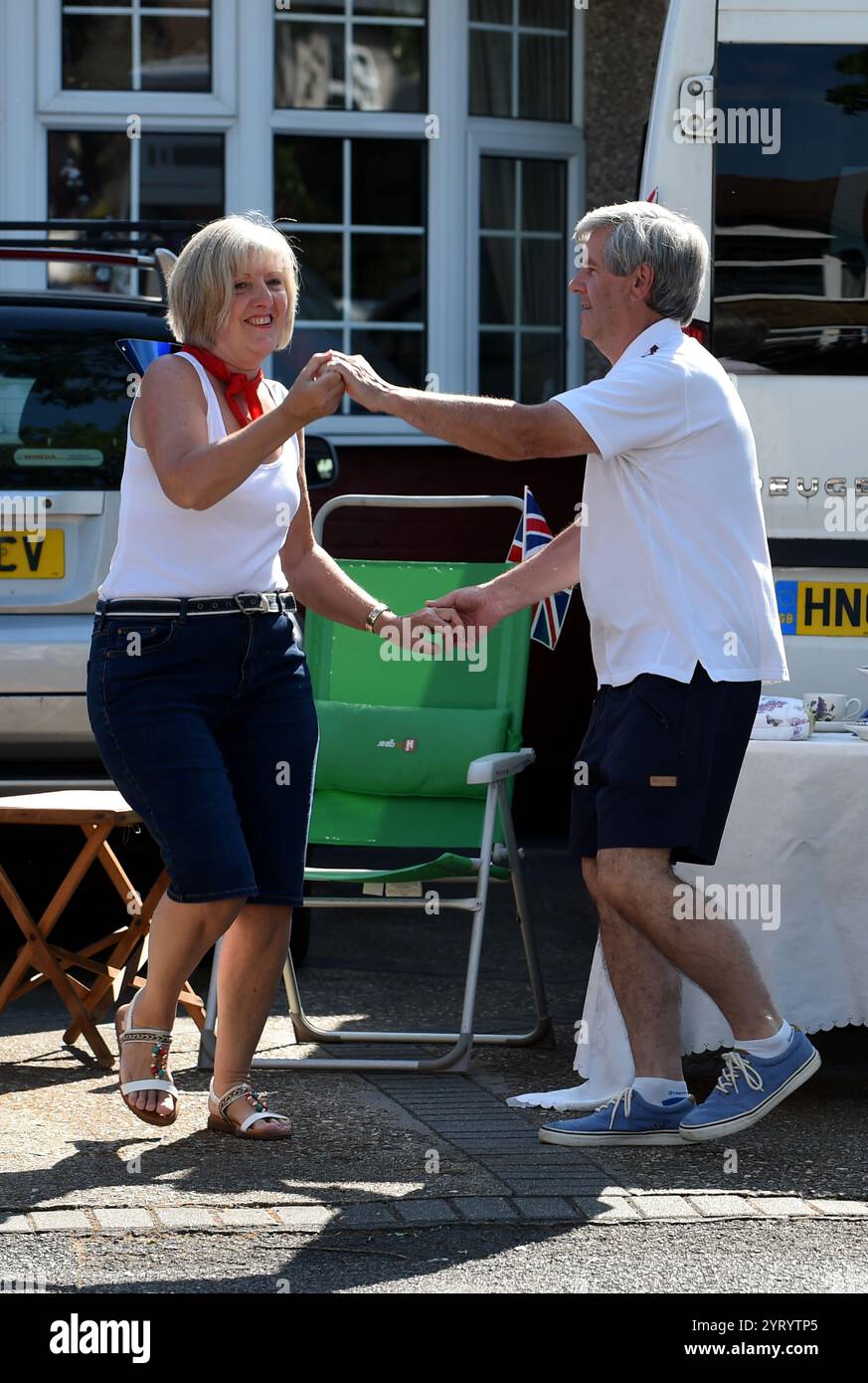 VE Day est célébré en Angleterre pendant la pandémie du virus Corona, le 8 mai 2020. La Journée de la victoire en Europe est la journée qui célèbre l'acceptation officielle par les Alliés de la seconde Guerre mondiale de la reddition inconditionnelle de ses forces armées par l'Allemagne nazie le mardi 8 mai 1945, marquant la fin de la seconde Guerre mondiale en Europe. Banque D'Images