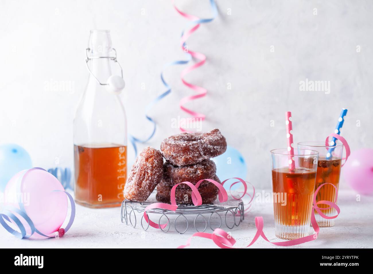 Nourriture et boisson traditionnelles pour la célébration du vappu finlandais Banque D'Images