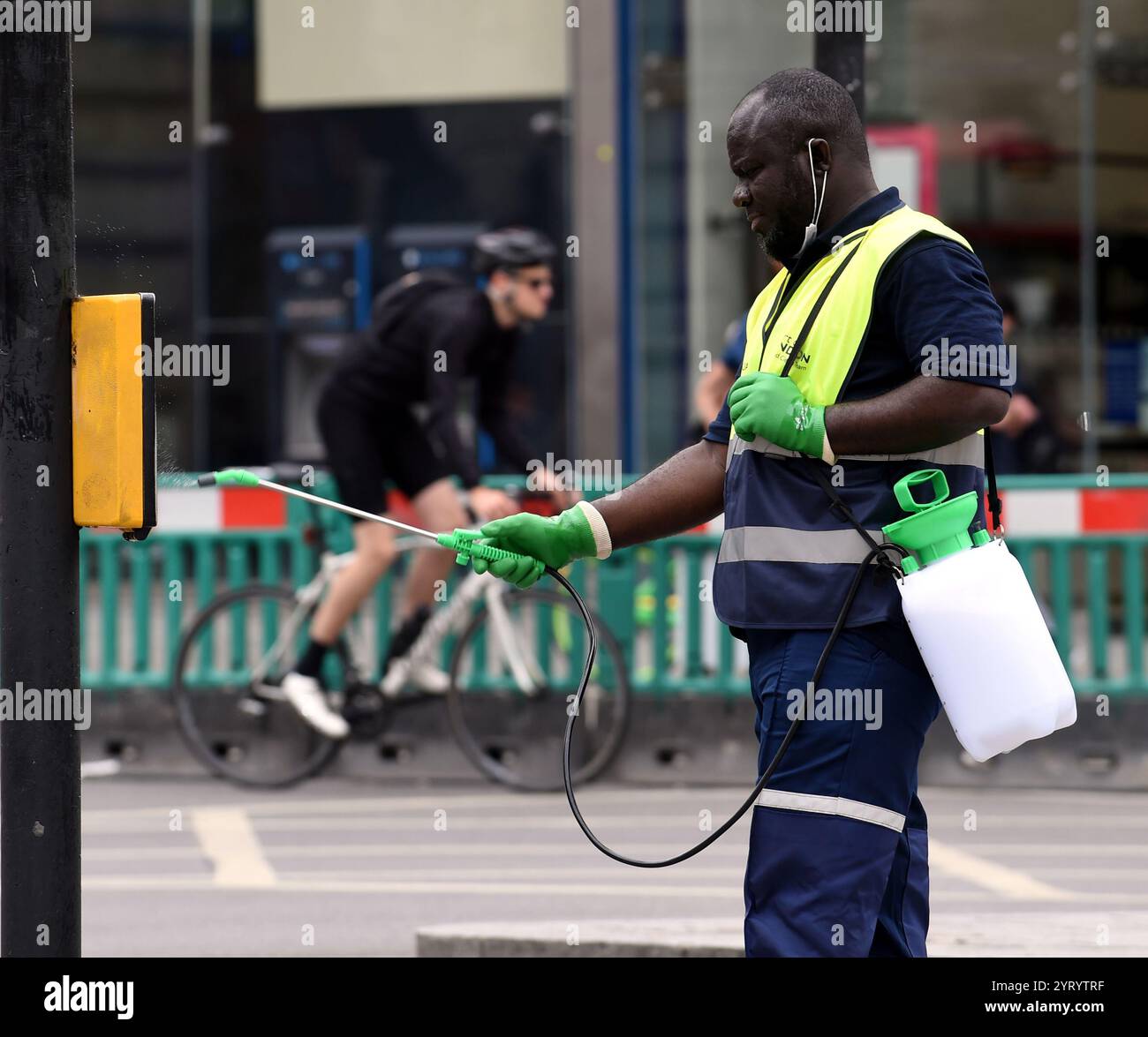 Désinfection des objets touchés par le public à Londres, lors de l'épidémie de Corona virus. 15 juin 2020 Banque D'Images