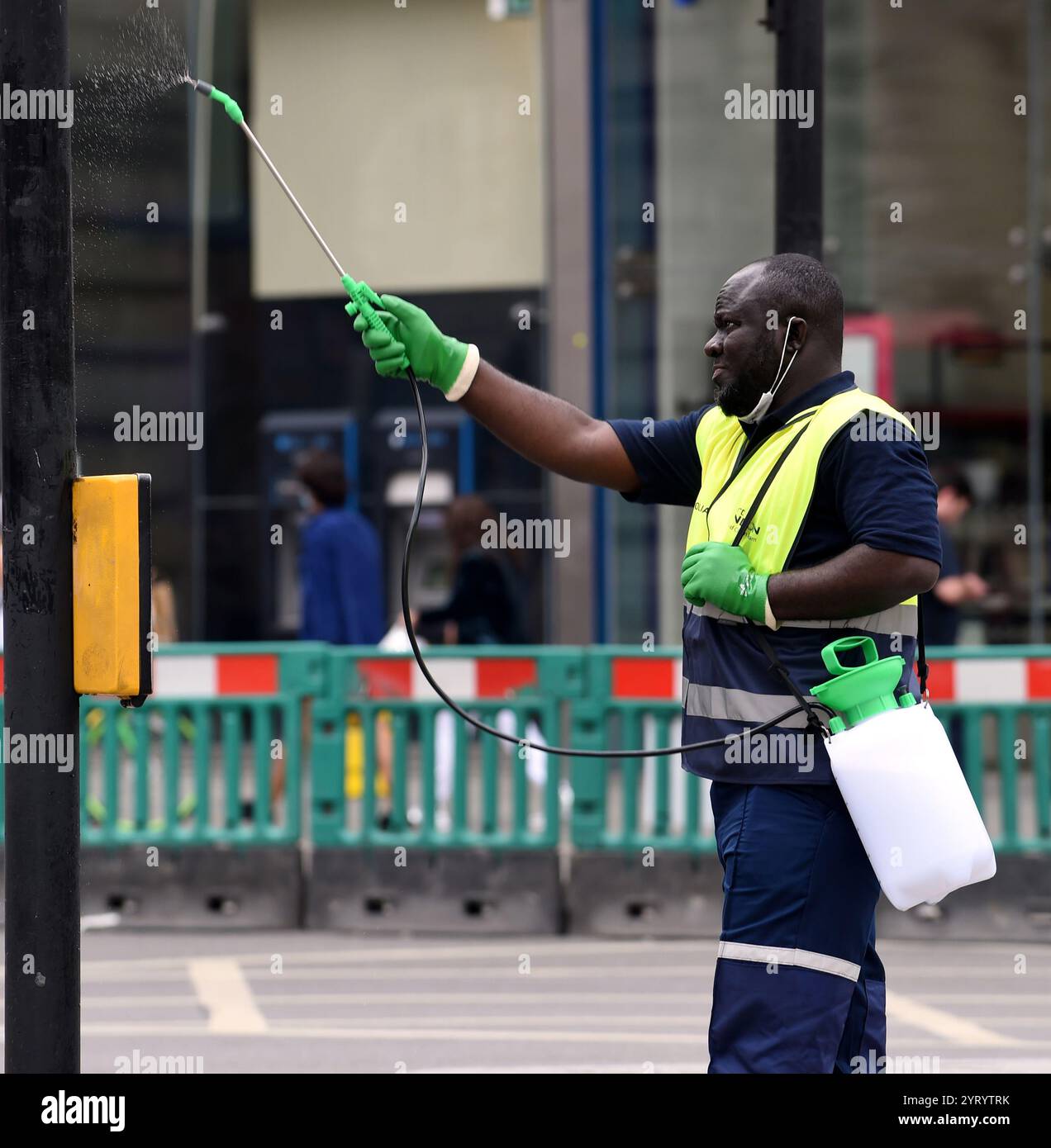 Désinfection des objets touchés par le public à Londres, lors de l'épidémie de Corona virus. 15 juin 2020 Banque D'Images