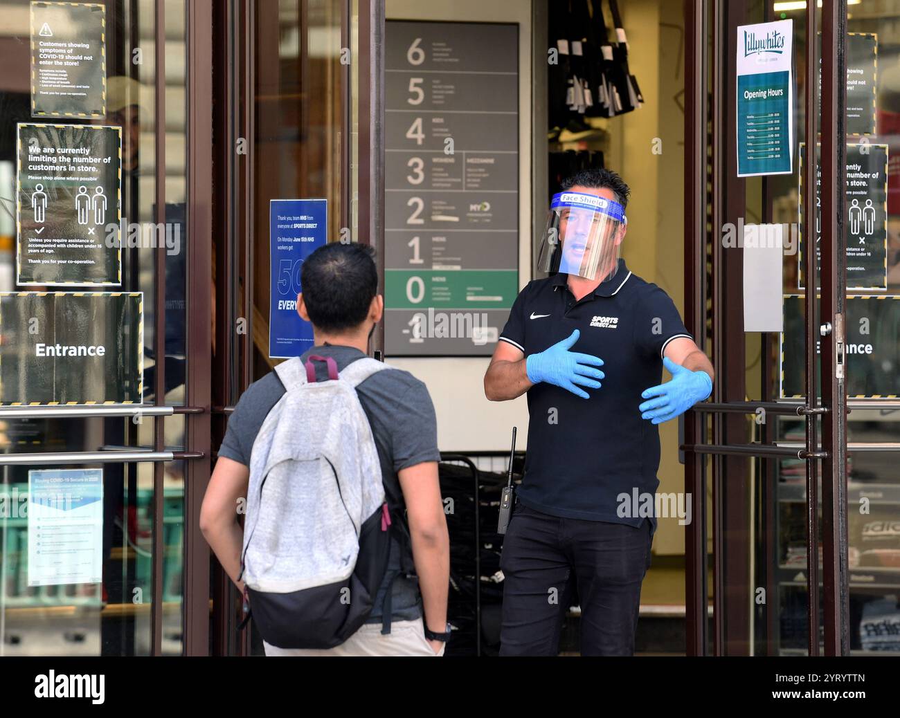 Des précautions supplémentaires sont prises lorsque les magasins sont rouverts, tandis que les mesures de verrouillage sont assouplies, à Londres, pendant l'épidémie de Corona virus. 15 juin 2020 Banque D'Images