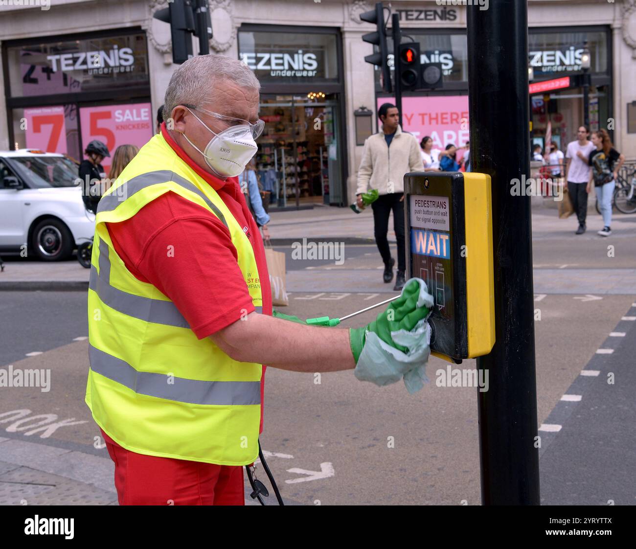 Désinfection des objets touchés par le public à Londres, lors de l'épidémie de Corona virus. 15 juin 2020 Banque D'Images
