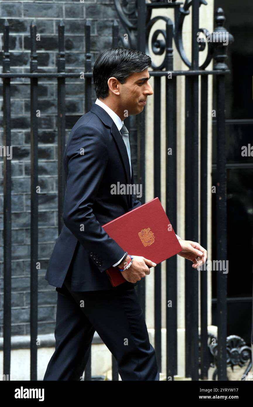 Rishi Sunak, le chancelier de l’Échiquier, quitte No.11 Downing Street, Londres alors qu’il se rend au parlement britannique pour présenter une mise à jour économique estivale au milieu de la pandémie de coronavirus COVID-19. Rishi Sunak (né le 12 mai 1980) est un homme politique britannique qui est chancelier de l'Échiquier depuis février 2020. Membre du Parti conservateur, il a auparavant été secrétaire en chef du Trésor. 8 juillet 2020 Banque D'Images