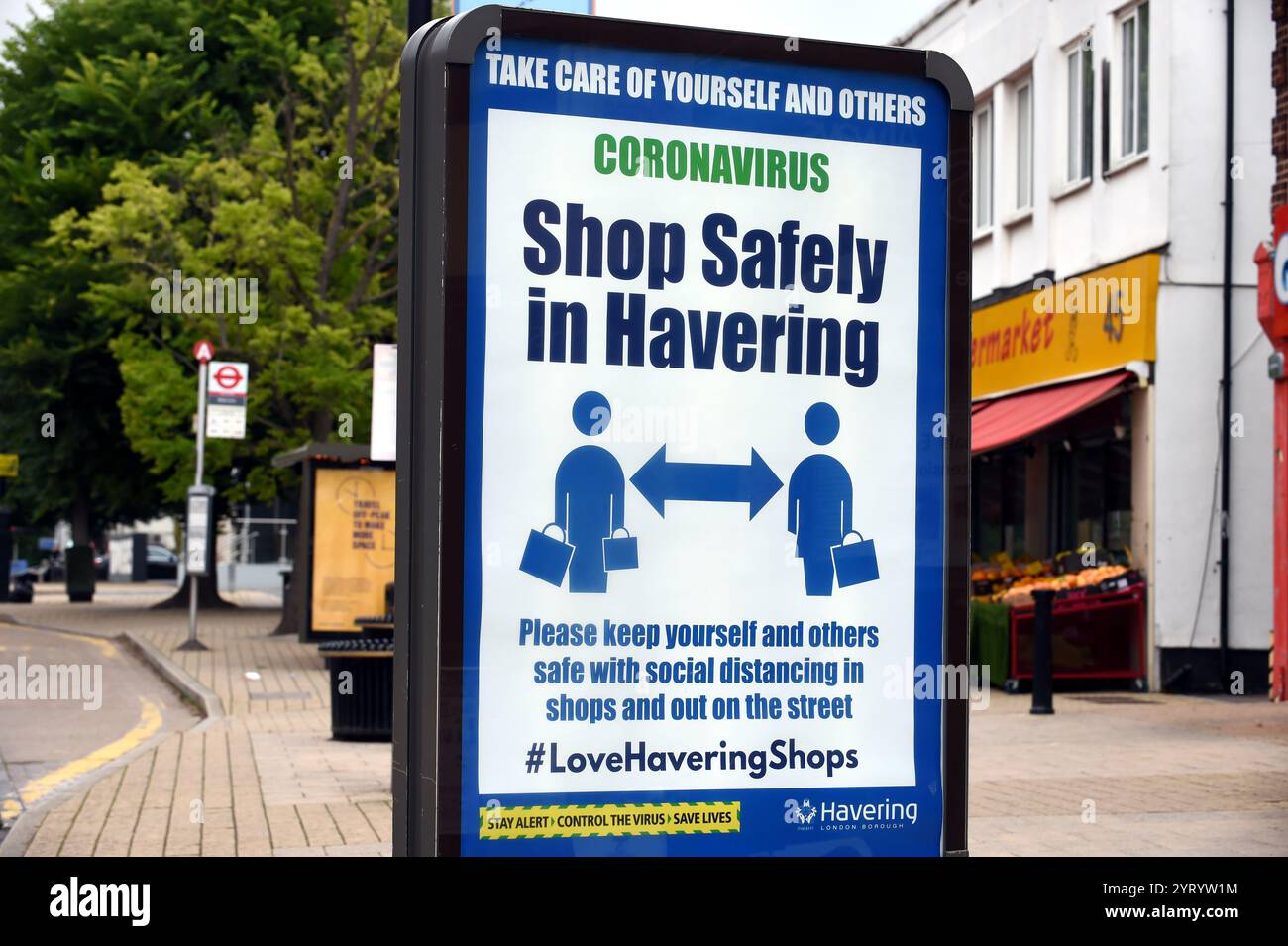 Signes de distanciation sociale en Angleterre, après que les règlements de verrouillage ont été assouplis pendant la pandémie de COVID-19. 4 juillet 2020 Banque D'Images