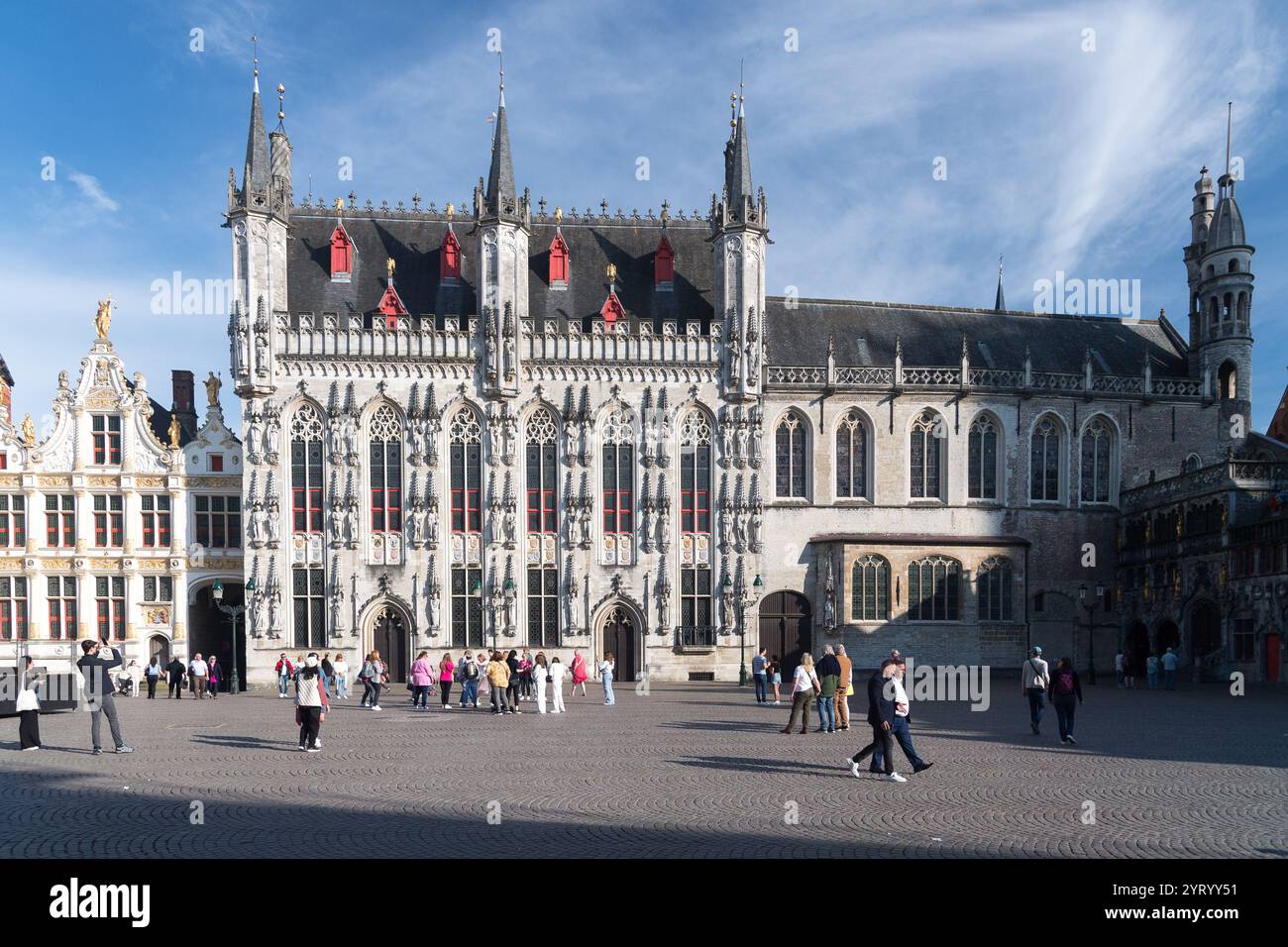 Renaissance Oude Civiele Griffie (ancien état civil) construit en XVI siècle et façade du gothique brabantin Stadhuis van Brugge / Hôtel de ville de Bru Banque D'Images