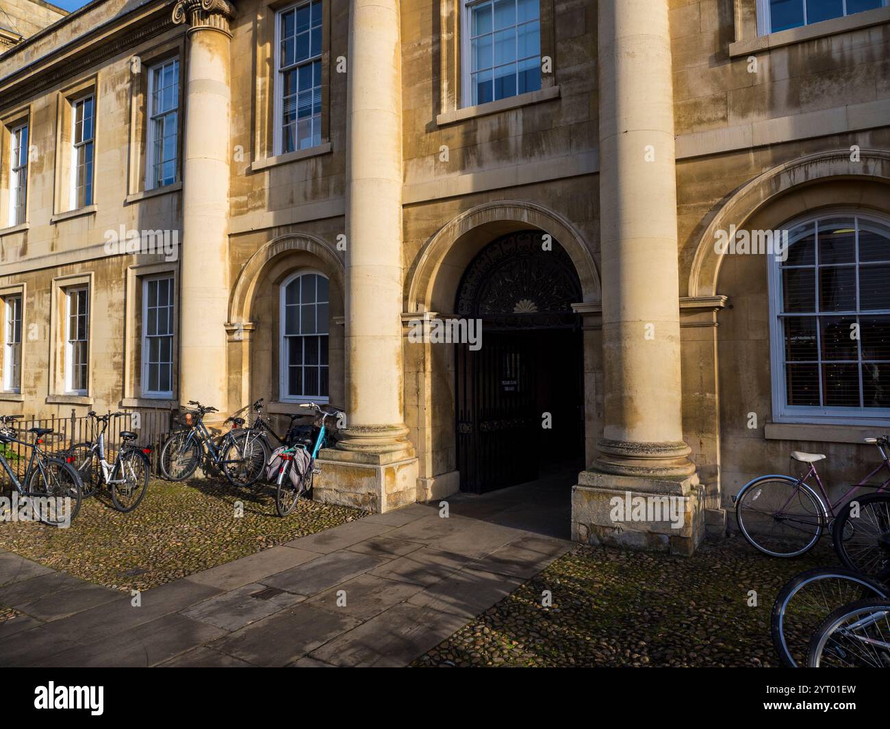 Cycles sur garde-corps, extérieur, Emmanuel College, Université de Cambridge, Cambridge, Cambridgeshire, Angleterre, Royaume-Uni, GB. Banque D'Images Cycles sur garde-corps, extérieur, Emmanuel College, Université de Cambridge, Cambridge, Cambridgeshire, Angleterre, Royaume-Uni, GB. Banque D'Images