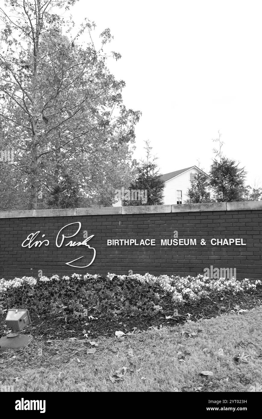 Panneau d'entrée à Elvis Presley Birthplace Museum and Chapel à Tupelo, Mississippi, États-Unis, honorant l'héritage du légendaire roi du rock and roll. Banque D'Images