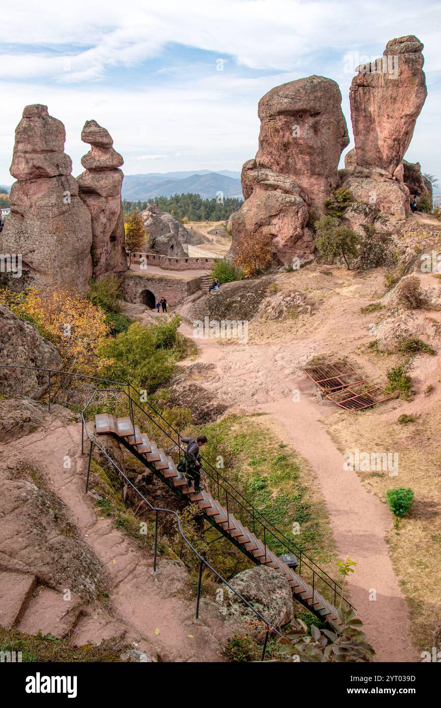 La forteresse Belogradchik, château également connu sous le nom de Kaleto, est une ancienne forteresse dans la ville célèbre pour ses formations rocheuses uniques et impressionnantes Banque D'Images