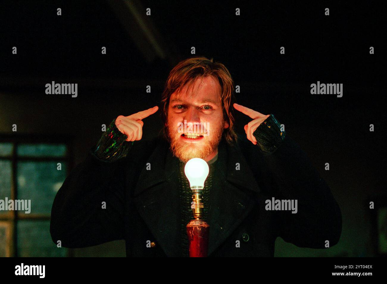 Ewan McGregor (Malcolm Scrawdyke) dans LITTLE MALCOLM ET SA LUTTE CONTRE LES EUNUQUES de David Halliwell au Hampstead Theatre, Londres NW3 18/11/1998 design : Rob Howell éclairage : Johanna Town réalisateur : Denis Lawson Banque D'Images