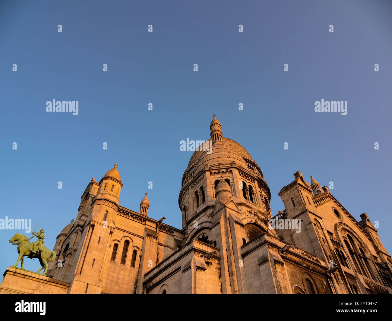 Lumière de l'aube, lever du soleil à la Basilique du Sacré-Cœur de Montmartre, Montmartre, Paris, France, Europe, UE. Banque D'Images