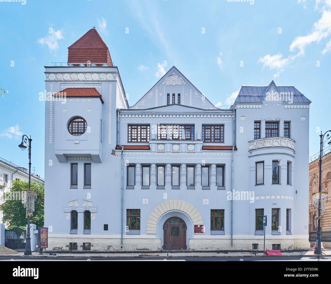 Samara, Russie - 9 juin 2024 : bâtiment des banques paysannes et nobles, construit en 1910 dans le style Art Nouveau du Nord. Maintenant construction de génie chimique Banque D'Images