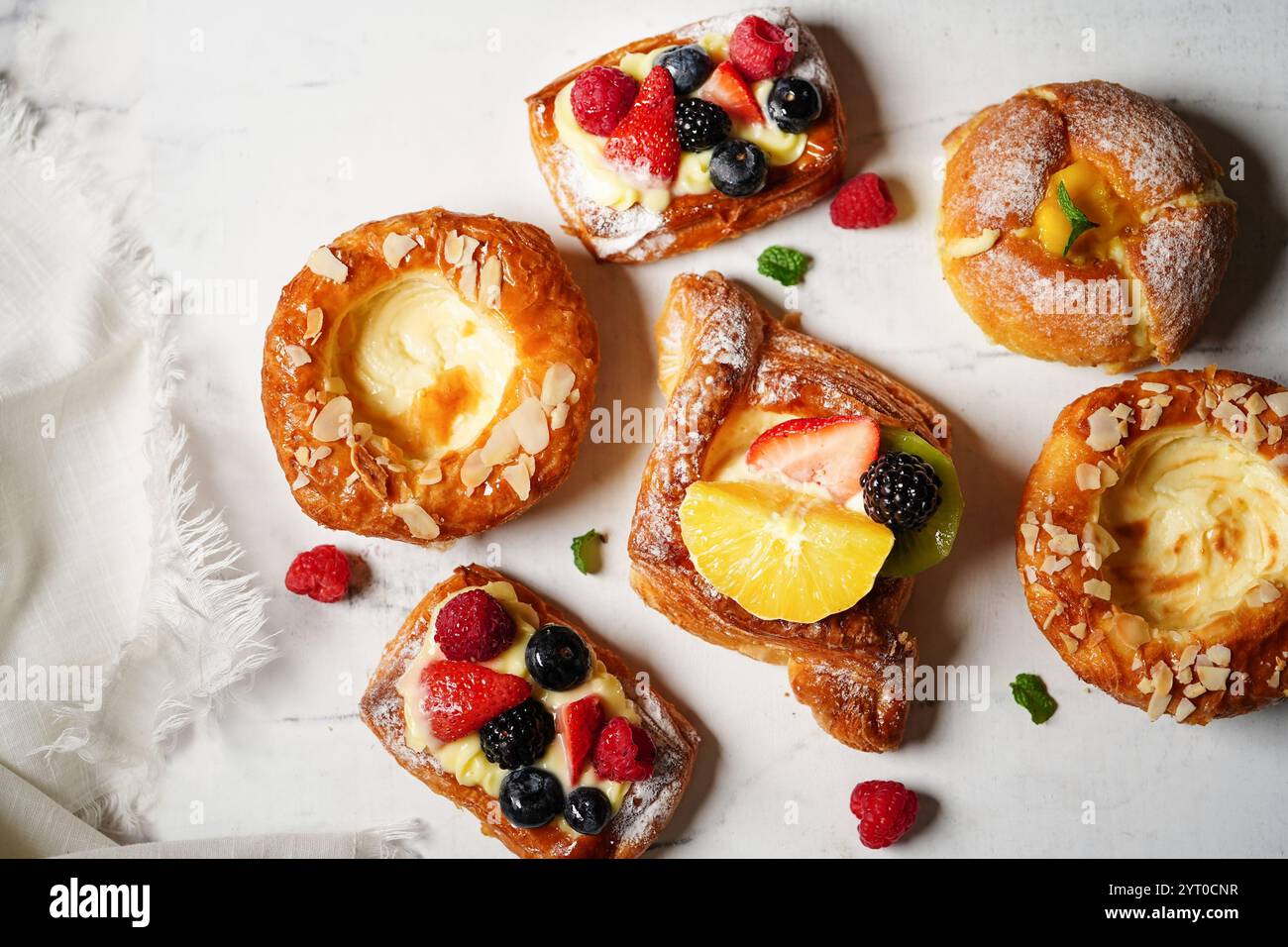 Tartes à pâtisserie française assorties sur fond blanc, vue aérienne Banque D'Images