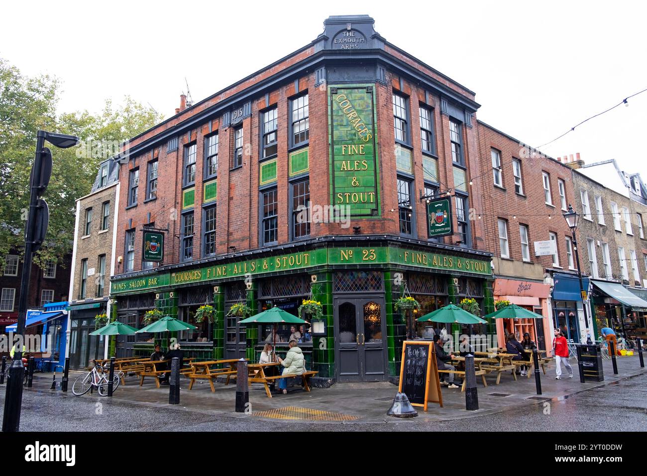 Les gens dans la rue devant le pub Exmouth Arms à Exmouth Market en octobre automne Islington Londres Angleterre Grande-Bretagne KATHY DEWITT Banque D'Images