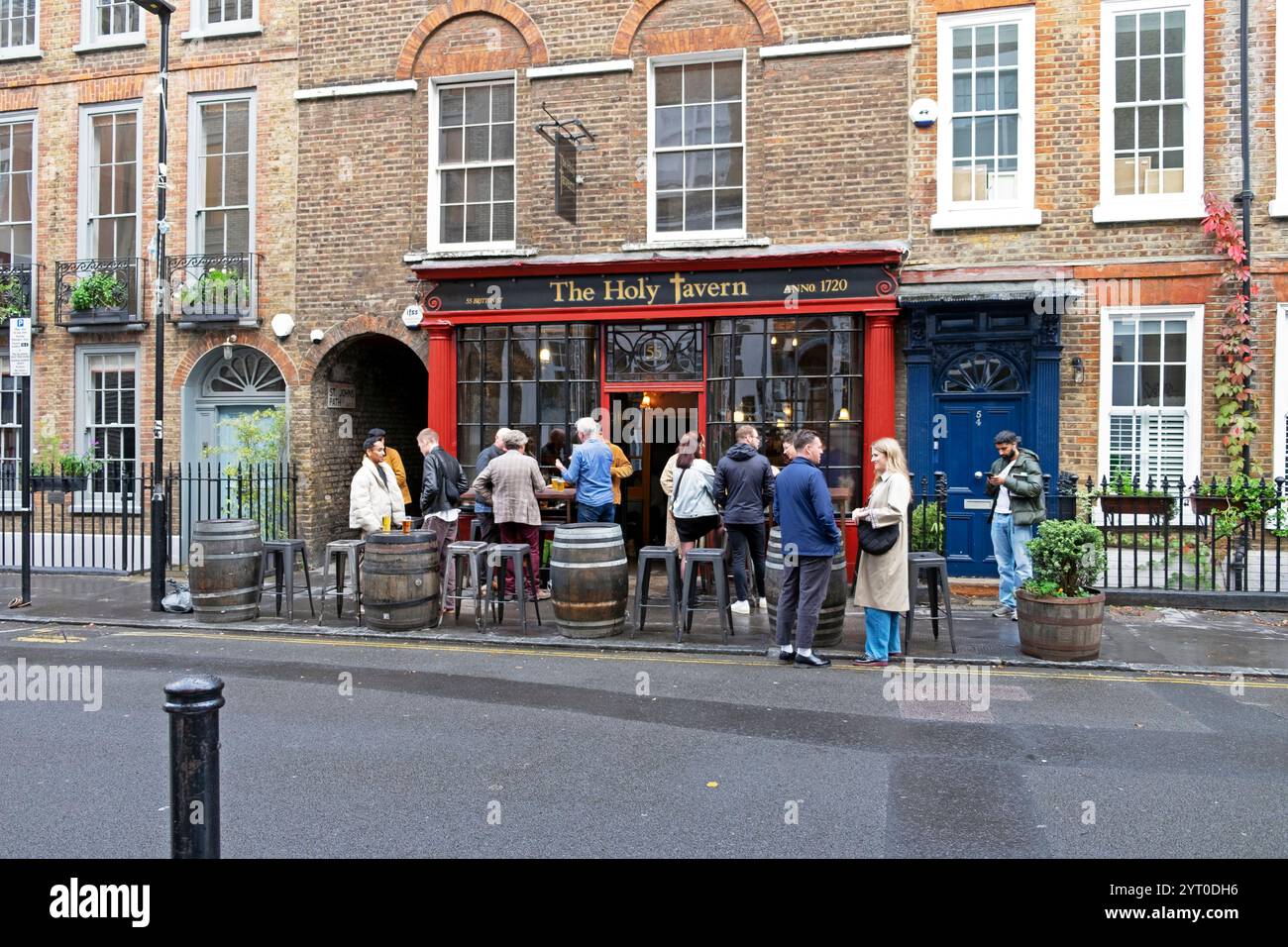 Vue des gens buvant devant le pub Holy Tavern sur Britton Street à Clerkenwell octobre automne Londres EC1 Angleterre KATHY DEWITT Banque D'Images