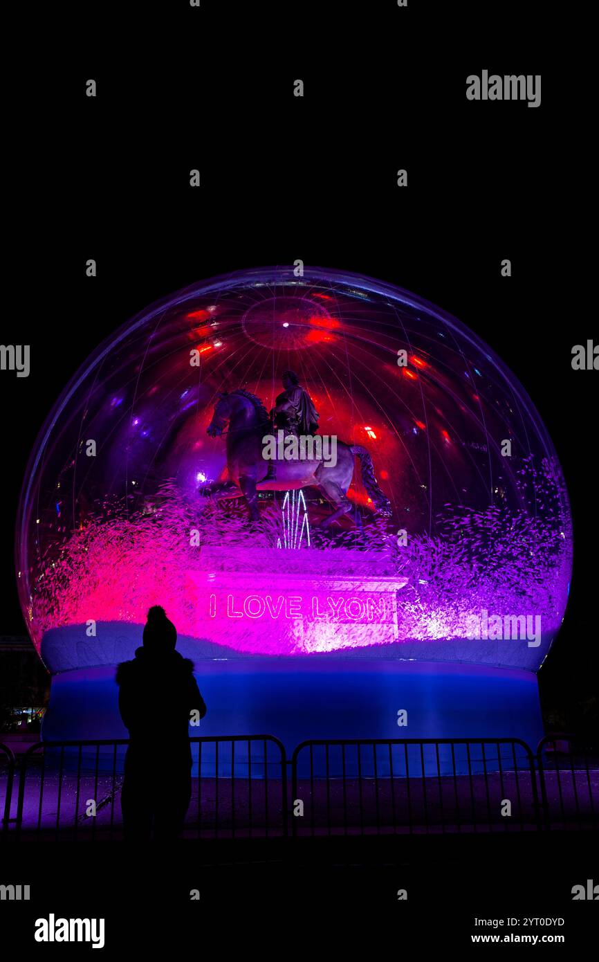 LYON, 4 décembre 2024 : Fête des lumières sur la place Bellecour. Cette année, c'est le jubilé d'argent. Pour marquer l'événement, certaines des artwor les plus emblématiques Banque D'Images