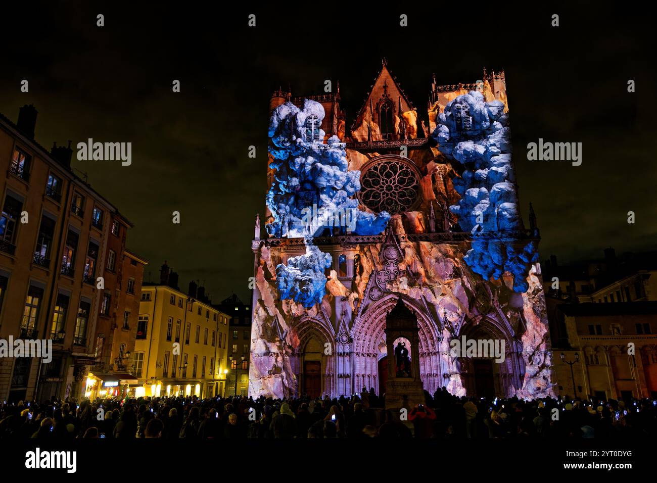 LYON, 4 décembre 2024 : Fête des lumières sur la Cathédrale. Festival révèle la beauté de Lyon à la tombée de la nuit chaque année vers le 8 décembre. Cette année Banque D'Images