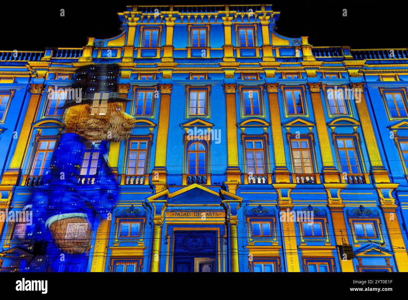 LYON, 4 décembre 2024 : Fête des lumières sur la place des Terreaux. Cette année, c'est le jubilé d'argent. Pour marquer l'événement, certains des artw les plus emblématiques Banque D'Images