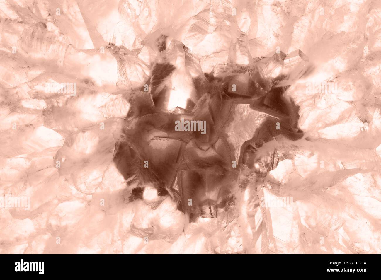 Coupe en agate étonnante. Formation de minéraux cristallins naturels. Beau fond de photo macro texture de couleur pierre précieuse de 2025 année Banque D'Images