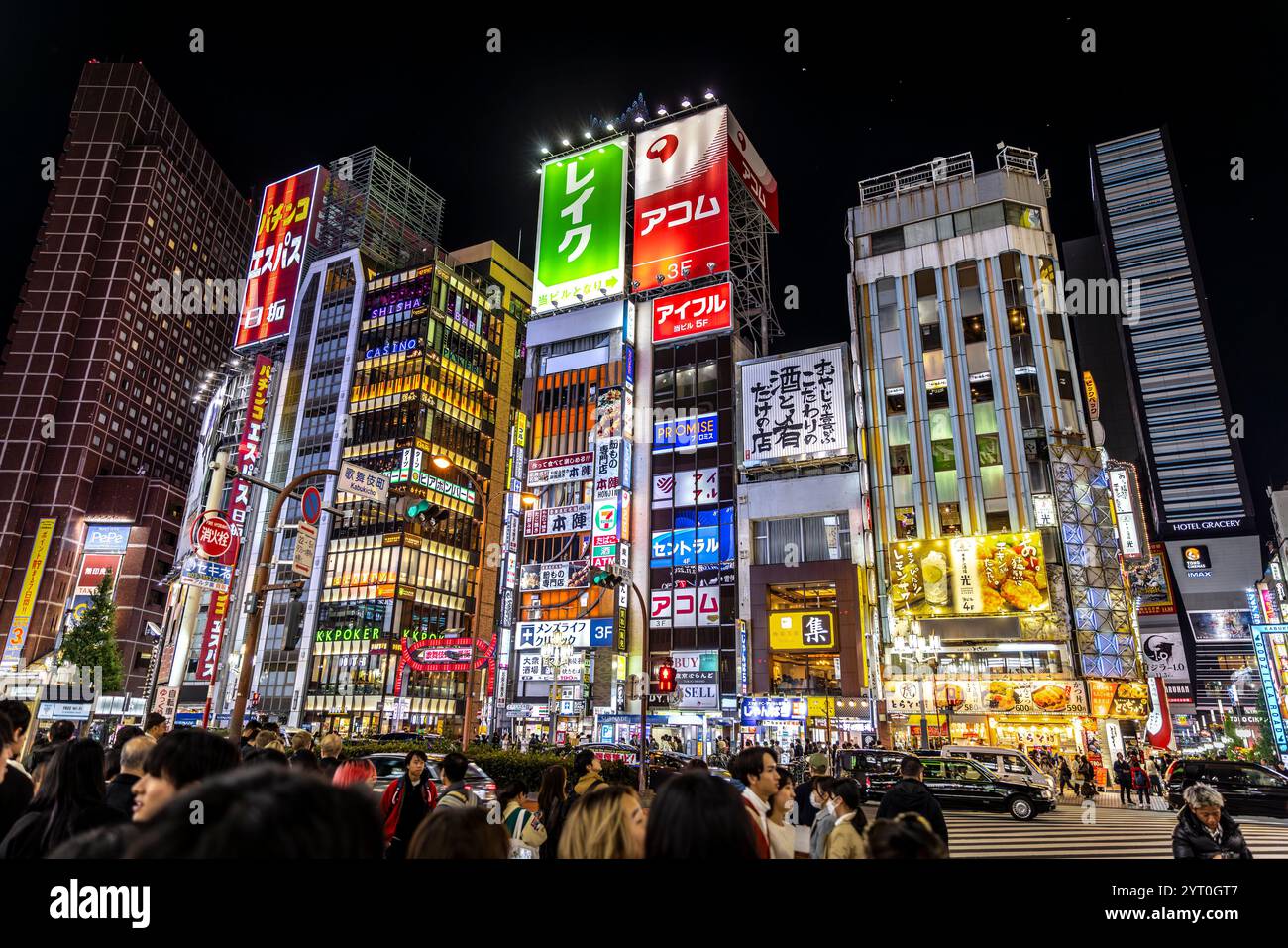 Touristes marchant dans le gai doré de shinjuku la nuit, tokyo, japon Banque D'Images
