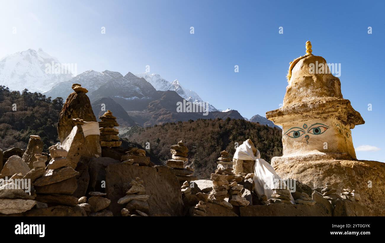 Un stupa bouddhiste sur le trek du camp de base du mont Everest dans l'Himalaya au Népal Banque D'Images