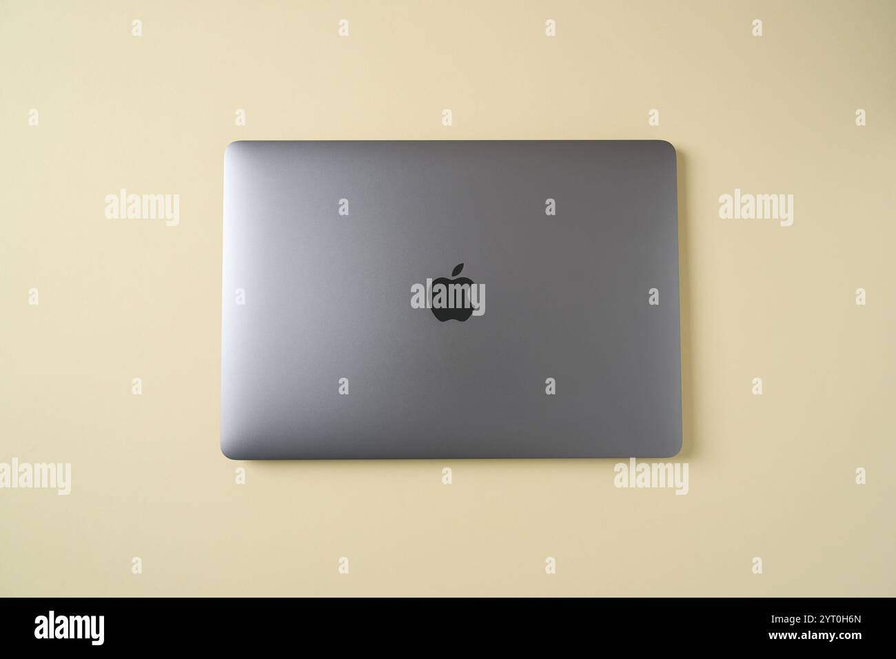 Antalya, Turquie - 28 novembre 2024 : vue de dessus du MacBook Air M1 gris spatial Banque D'Images