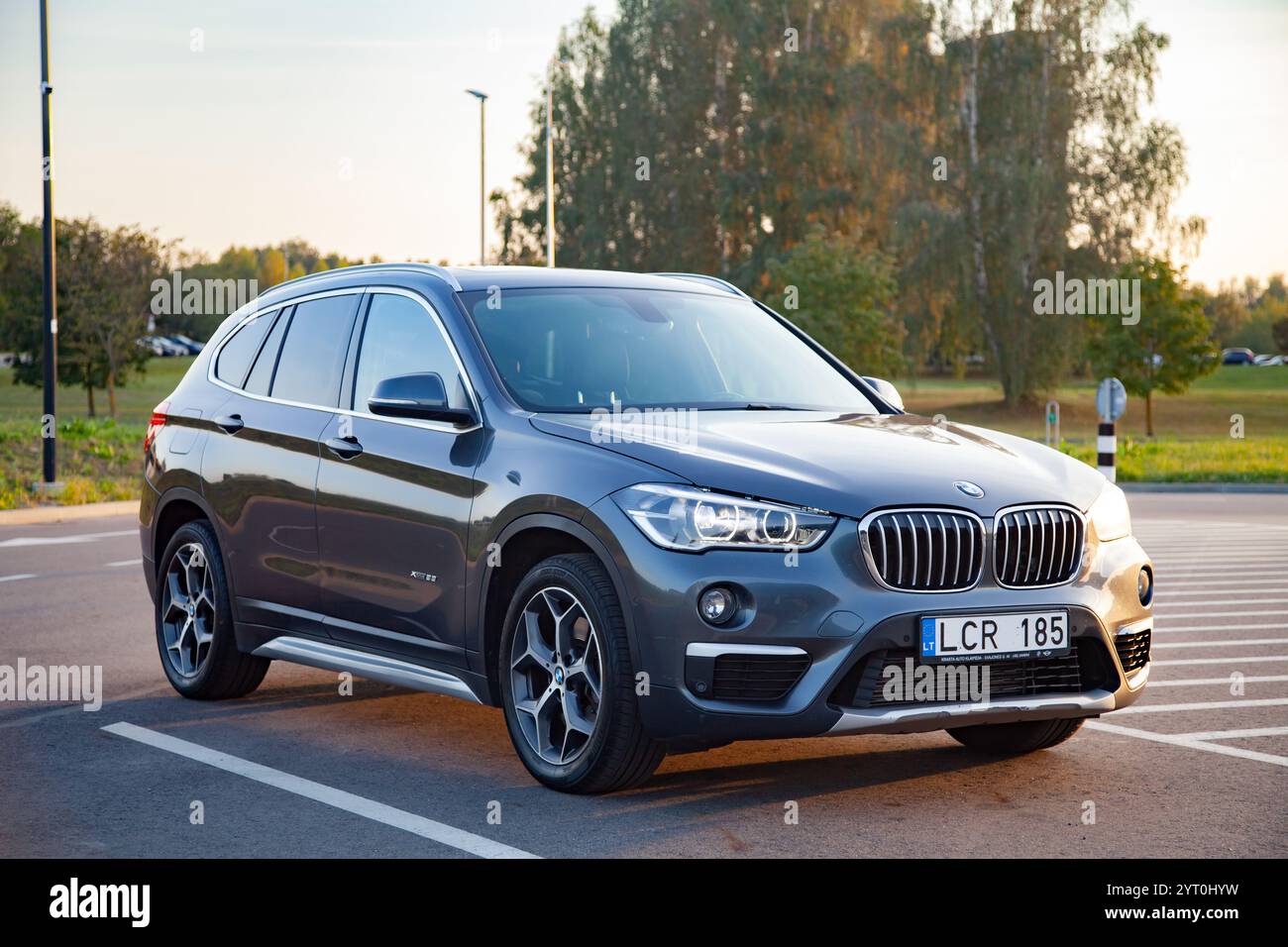 Elektrenai, Lituanie - 24 septembre 2024 - BMW X1 en ville d'automne Banque D'Images