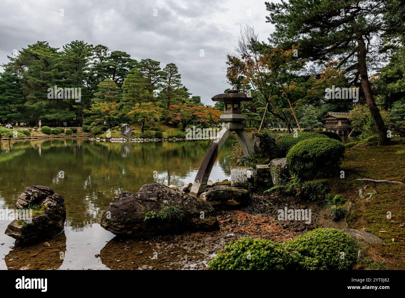 Une scène vraiment tranquille avec un magnifique jardin pittoresque, un étang serein et un feuillage d'automne vibrant tout autour Banque D'Images