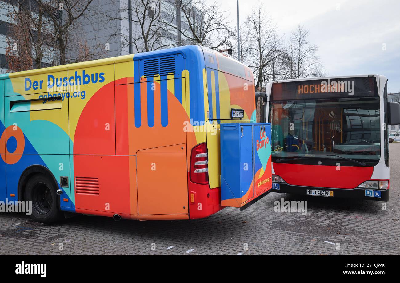 Hambourg, Allemagne. 05th Dec, 2024. Le bus de douche GoBanyo et un bus de Hamburger Hochbahn AG se tiennent devant le club-House du FC lors d’un événement médiatique pour remettre le deuxième bus de douche à l’organisation caritative GoBanyo. Hamburger Hochbahn AG fait don d’un deuxième bus à l’organisation à but non lucratif GoBanyo, qui utilise son bus de douche pour aider les gens dans la rue. Crédit : Christian Charisius/dpa/Alamy Live News Banque D'Images