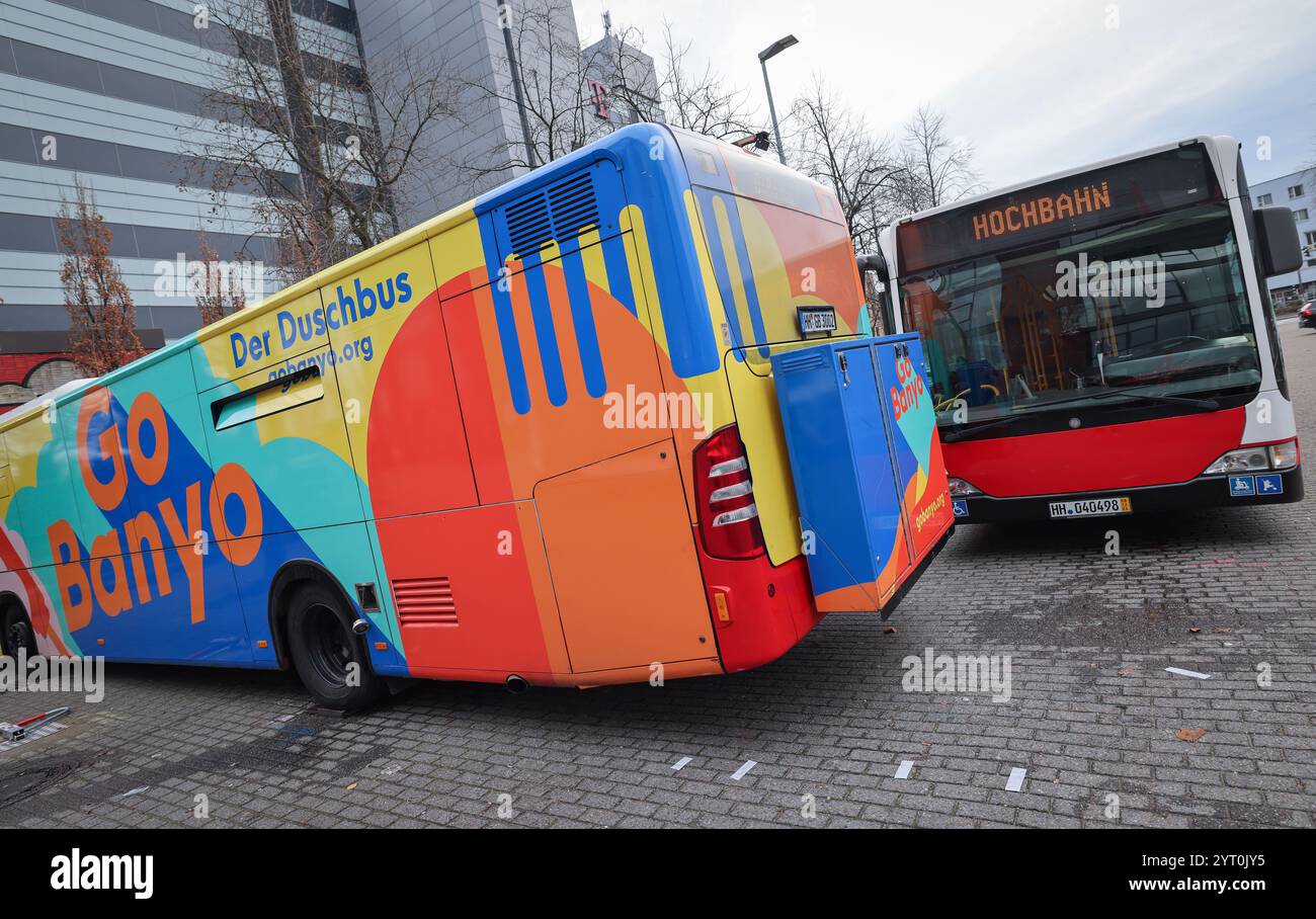 Hambourg, Allemagne. 05th Dec, 2024. Le bus de douche GoBanyo et un bus de Hamburger Hochbahn AG se tiennent devant le club-House du FC lors d’un événement médiatique pour remettre le deuxième bus de douche à l’organisation caritative GoBanyo. Hamburger Hochbahn AG fait don d’un deuxième bus à l’organisation à but non lucratif GoBanyo, qui utilise son bus de douche pour aider les gens dans la rue. Crédit : Christian Charisius/dpa/Alamy Live News Banque D'Images