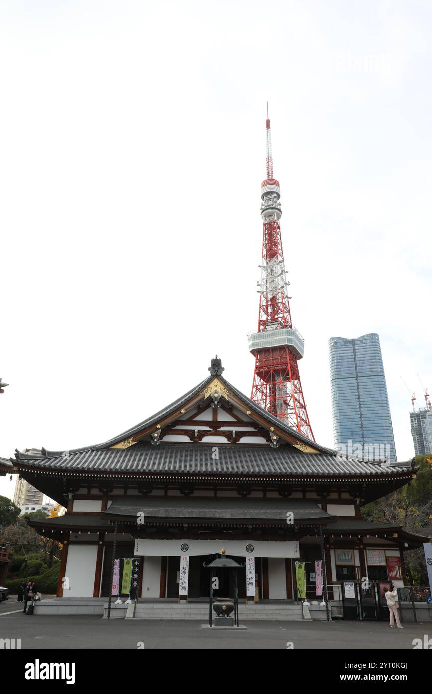 Zōjō-ji, temple bouddhiste et en arrière-plan la tour de Tokyo de 332,9 mètres de haut, officiellement la tour de radio japonaise, Minato, Tokyo. Banque D'Images